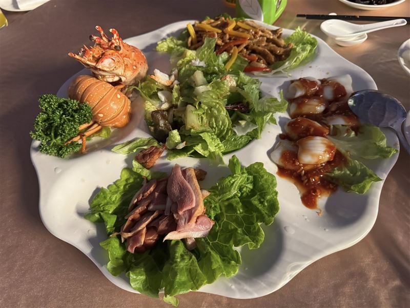 慰勞科技人辛勞，金寶集團旺年會21日席開360桌，重金禮聘君品酒店外燴，端出龍蝦、鮑魚、龍虎斑與哈根達斯等佳餚。現場豪撒1,000萬總獎金，最大獎10萬現金，許勝雄董事長親臨與員工同樂。（圖／記者師瑞德攝影）