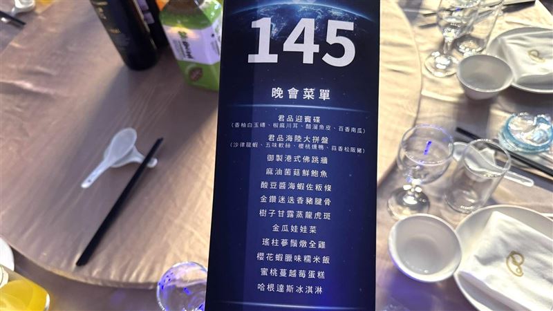 慰勞科技人辛勞，金寶集團旺年會21日席開360桌，重金禮聘君品酒店外燴，端出龍蝦、鮑魚、龍虎斑與哈根達斯等佳餚。現場豪撒1,000萬總獎金，最大獎10萬現金，許勝雄董事長親臨與員工同樂。（圖／記者師瑞德攝影）