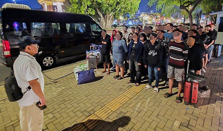 上千名印尼豬仔獲得釋放。數百名遺失身分證、簽證與護照，身上也沒錢的印尼受害者，只能無助在自家大使館外過夜。（圖／翻攝自X平台 @jacobincambodia）