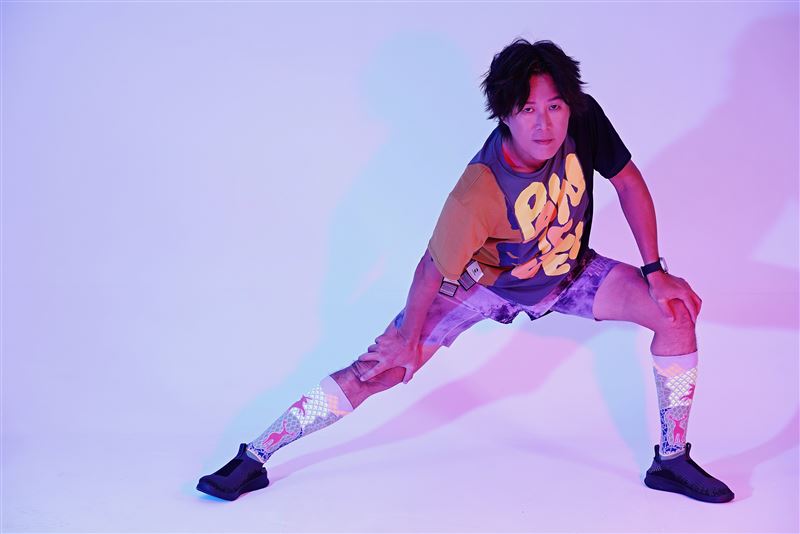 董事長樂團主唱吳永吉（Kiat Táng）近年不只在音樂創作上持續突破，更因熱愛運動組織「董事長跑團」。（圖／獨一無二娛樂文化）