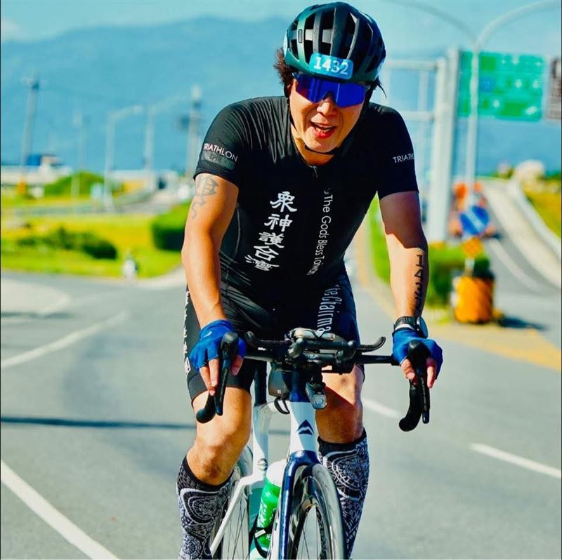 董事長樂團主唱吳永吉（Kiat Táng）近年不只在音樂創作上持續突破，更因熱愛運動組織「董事長跑團」。（圖／美利達自行車）
