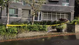 警方已在女子墜落處拉起封鎖線。（圖／翻攝畫面）