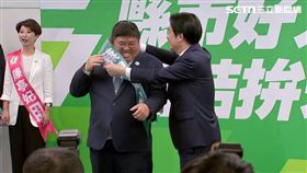 蔡易餘背帶卡住讓賴清德笑出來。（圖／翻攝畫面）