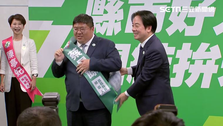 蔡易餘背帶卡住讓賴清德笑出來。（圖／翻攝畫面）