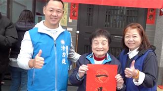 83歲資深台中市議員張(水靜)分宣布交棒國民黨台中市議員張(水靜)分（中）高齡83歲，選在21日生日當天宣布不再參選，將交棒豐原區社皮里長涂力旋（左），力挺他參選市議員。（民眾提供）中央社記者趙麗妍傳真　115年1月21日