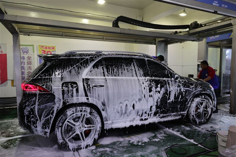 2026年3月底前，eTag新戶於遠通直營門市加辦「eTag停車扣繳」，可享「洗金寶」水刀泡。（圖／遠通電收提供）