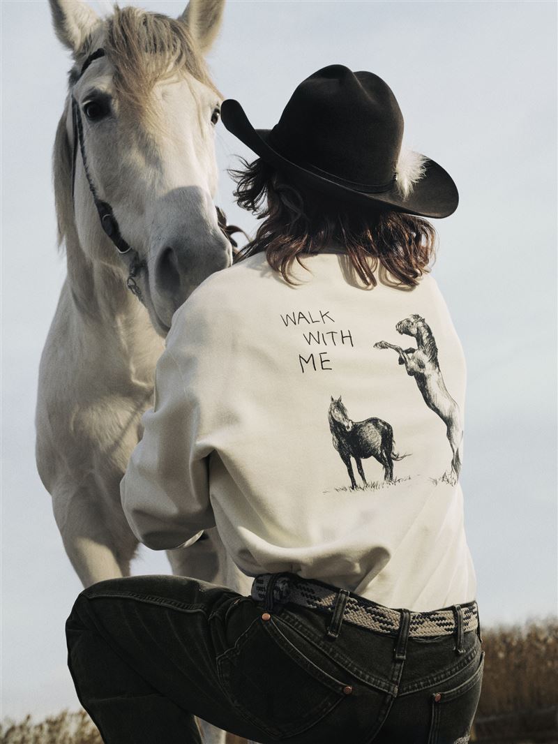 Canada Goose馬年膠囊系列，Rove Crew長袖T-Shirt展現Matt McCormick細膩手繪筆觸。（圖／品牌業者提供）