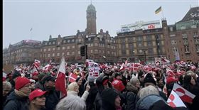 丹麥首都哥本哈根17日舉行了反川普併吞的大遊行。（圖／翻攝自X平台 @LePapillonBlu2）