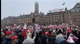 丹麥首都哥本哈根17日舉行了反川普併吞的大遊行。（圖／翻攝自X平台 @LePapillonBlu2）