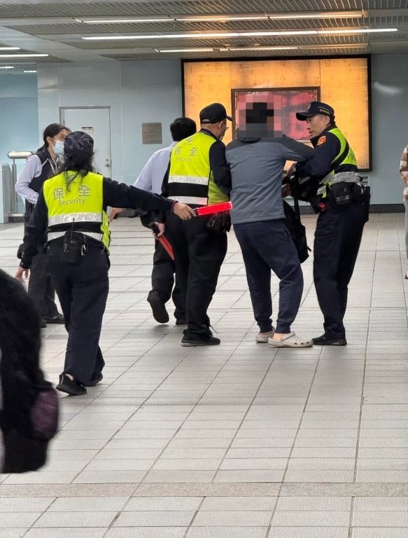 高中生在北捷藍線車廂內亮剪刀，引發民眾恐慌，遭保全及員警帶下車。（圖／網友popping_kiyoshi授權提供）