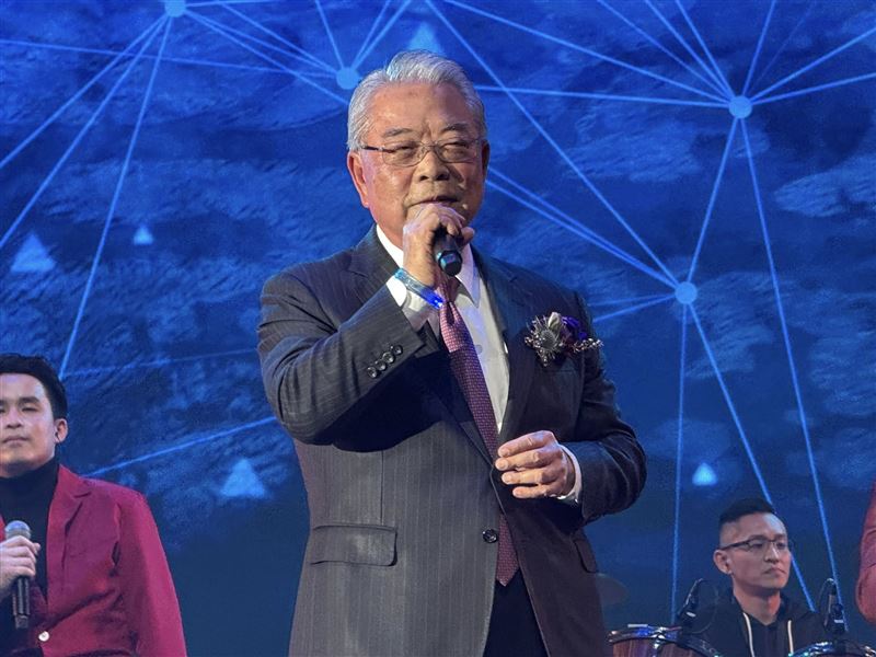 金寶集團旺年會今（21）日嗨翻南港！董事長許勝雄化身情歌王子，深情獻唱〈相思雨〉並加碼〈月亮代表我的心〉，引發全場手機燈海大合唱。員工自組「金寶大樂團」實力驚艷許效舜，直呼應成立娛樂事業部。現場席開360桌，享用君品龍蝦鮑魚宴，氣氛溫馨熱烈。（圖／記者師瑞德攝影）