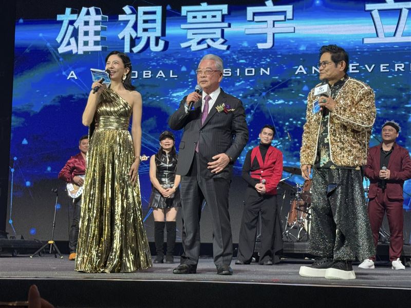 金寶集團旺年會今（21）日嗨翻南港！董事長許勝雄化身情歌王子，深情獻唱〈相思雨〉並加碼〈月亮代表我的心〉，引發全場手機燈海大合唱。員工自組「金寶大樂團」實力驚艷許效舜，直呼應成立娛樂事業部。現場席開360桌，享用君品龍蝦鮑魚宴，氣氛溫馨熱烈。（圖／記者師瑞德攝影）