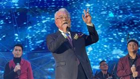 金寶集團旺年會今（21）日嗨翻南港！董事長許勝雄化身情歌王子，深情獻唱〈相思雨〉並加碼〈月亮代表我的心〉，引發全場手機燈海大合唱。員工自組「金寶大樂團」實力驚艷許效舜，直呼應成立娛樂事業部。現場席開360桌，享用君品龍蝦鮑魚宴，氣氛溫馨熱烈。（圖／記者師瑞德攝影）