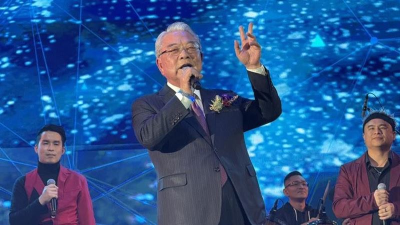 金寶集團旺年會今（21）日嗨翻南港！董事長許勝雄化身情歌王子，深情獻唱〈相思雨〉並加碼〈月亮代表我的心〉，引發全場手機燈海大合唱。員工自組「金寶大樂團」實力驚艷許效舜，直呼應成立娛樂事業部。現場席開360桌，享用君品龍蝦鮑魚宴，氣氛溫馨熱烈。（圖／記者師瑞德攝影）