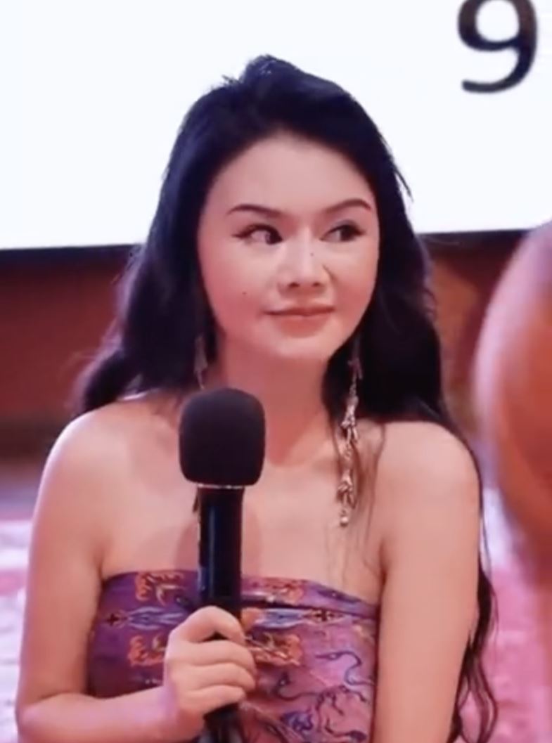 周媛一句「眼神給出去，我的身體成X型」在網路上遭瘋傳。（圖／翻攝自微博）