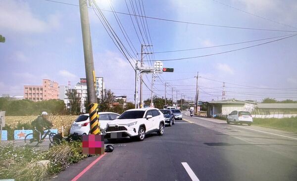 桃園新屋發生死亡車禍，23歲外送員與右轉休旅車發生碰撞，傷重不治。（圖／翻攝畫面）