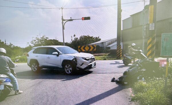 桃園新屋發生死亡車禍，23歲外送員與右轉休旅車發生碰撞，傷重不治。（圖／翻攝畫面）