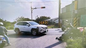 桃園,車禍,外送員,右轉,電線桿,死亡,機車（圖／翻攝畫面）