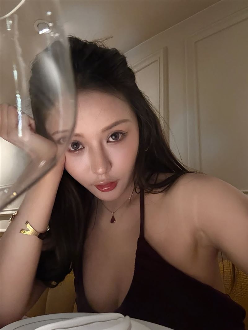 上海正妹富豪千金Yaya來自北京，社群充滿性感網美照。（圖／翻攝自IG）