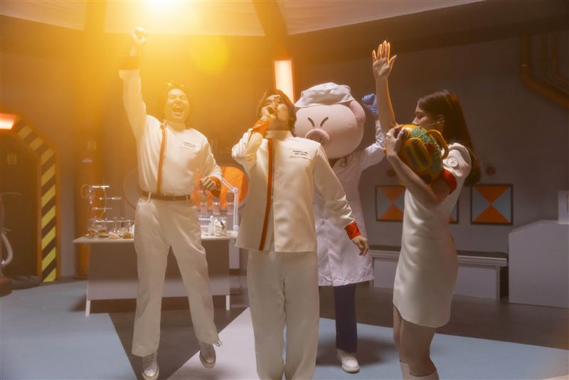 告五人飾演的研究員，成功研發「快樂解藥」。（圖／相信音樂提供）