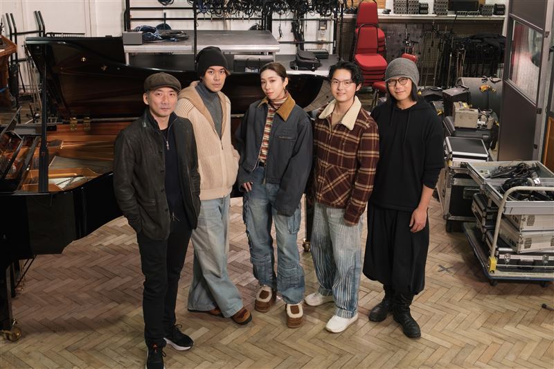 告五人與石頭（左1）、瑪莎（右1）合作新歌〈快樂的事記不起〉。（圖／相信音樂提供）