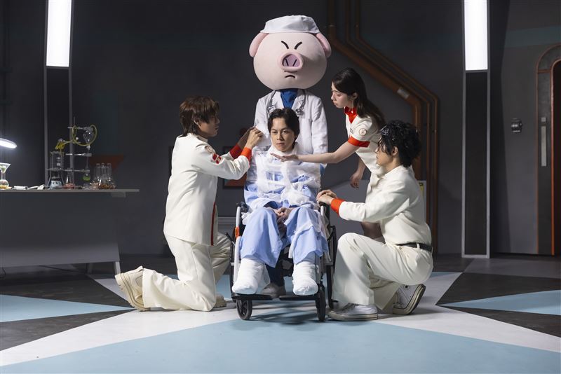 告五人邀請HowHow蒙面扮演「重度病患」。（圖／相信音樂提供）