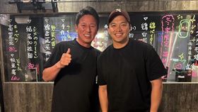 台鋼春訓客座教練平石洋介和吳念庭合影。（圖／翻攝自平石洋介IG）