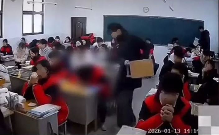 河南校園暴力！一名高中生持板凳重擊同學後腦。校方竟扯「視角問題沒打到」全網氣炸：睜眼說瞎話。（圖／翻攝自微博）