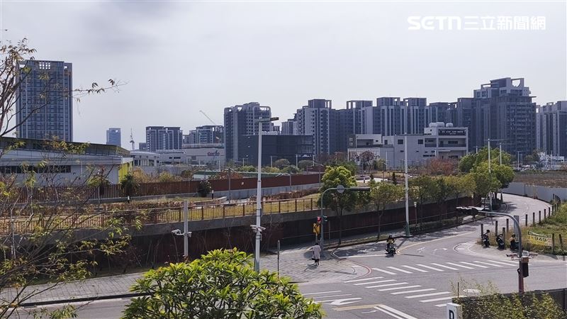 阮俊乾表示，北屯機捷總站特區開發不到10年，目前預售新案單價落於50至60萬元，屋齡5年內新成屋行情則約45至50萬元左右。（圖／記者陳韋帆攝影）