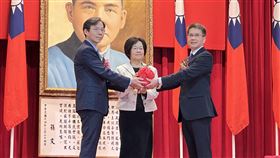 台北地方法院院長何信慶上任台北地方法院17日舉行院長交接典禮，由台灣高等法院院長高金枝（中）監交，台北地院代理院長黃柄縉（左）將印信交給新任院長何信慶（右）。中央社記者劉世怡攝  114年2月17日