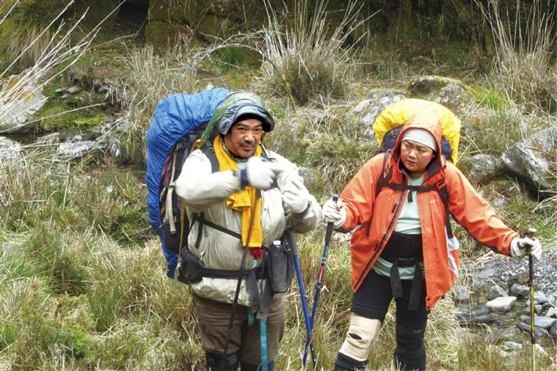 巴奈（右）曾夢見棺材中躺著那布（左）的媽媽。（圖／巴奈提供）