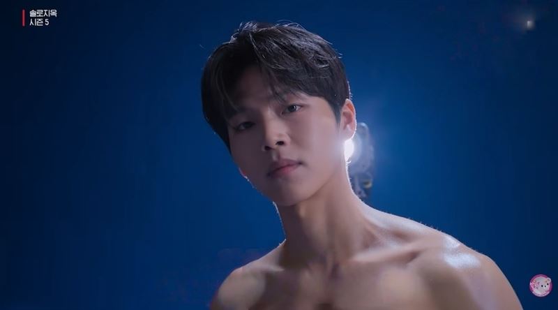 《單身即地獄5》男嘉賓外貌超像宋仲基。（圖／翻攝自Netflix）