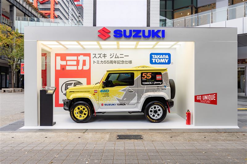 TAIWAN SUZUKI 攜手 TOMICA 55 週年特仕 Jimny 驚喜現身微風松高香堤大道廣場，同步展出品牌首款全球戰略純電 SUV&mdash; e VITARA。（圖／業者提供）