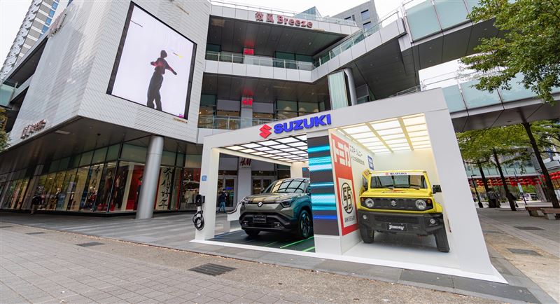 TAIWAN SUZUKI 攜手 TOMICA 55 週年特仕 Jimny 驚喜現身微風松高香堤大道廣場，同步展出品牌首款全球戰略純電 SUV&mdash; e VITARA。（圖／業者提供）