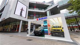 TAIWAN SUZUKI 攜手 TOMICA 55 週年特仕 Jimny 驚喜現身微風松高香堤大道廣場，同步展出品牌首款全球戰略純電 SUV— e VITARA。（圖／業者提供）