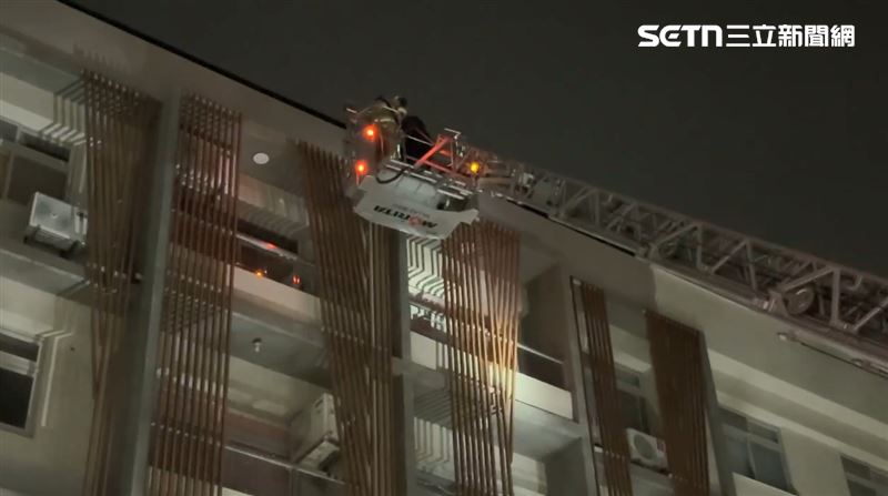 台東市一名50多歲獨居男子陳屍臥室，警消出動雲梯車破窗救援。（圖／翻攝畫面）