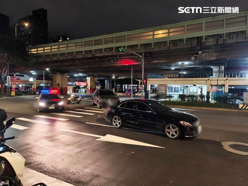 台北市建國北路高架橋下發生死亡車禍，65歲行人吳男過馬路挨撞斷魂。（圖／翻攝畫面）