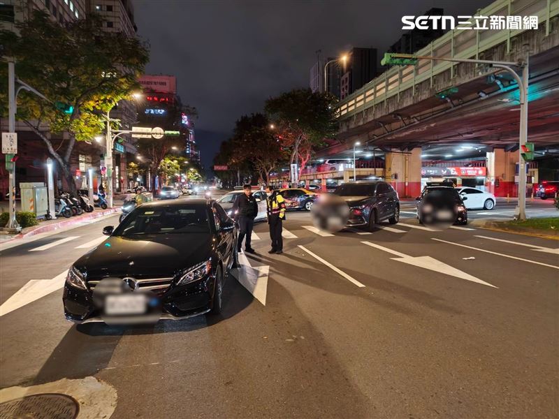 台北市建國北路高架橋下發生死亡車禍，65歲行人吳男過馬路挨撞斷魂。（圖／翻攝畫面）