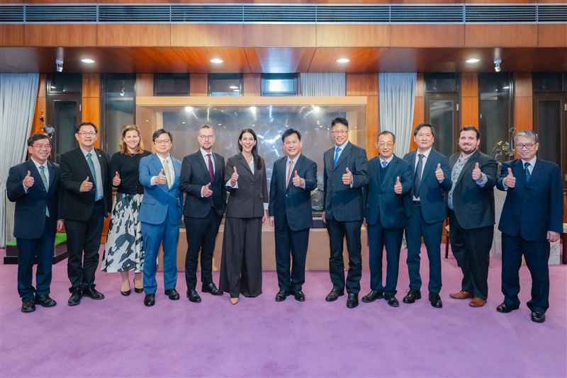 外交部設宴款待遠道而來的訪團。（圖／翻攝自林佳龍臉書）