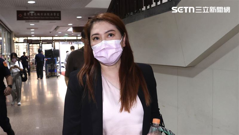 薛楷莉出庭，批前男友根本拖延官司，提到家暴案，表示已將所有資料交給檢方「請他不要再欺負單親媽媽」。（圖／記者鄭孟晃攝）