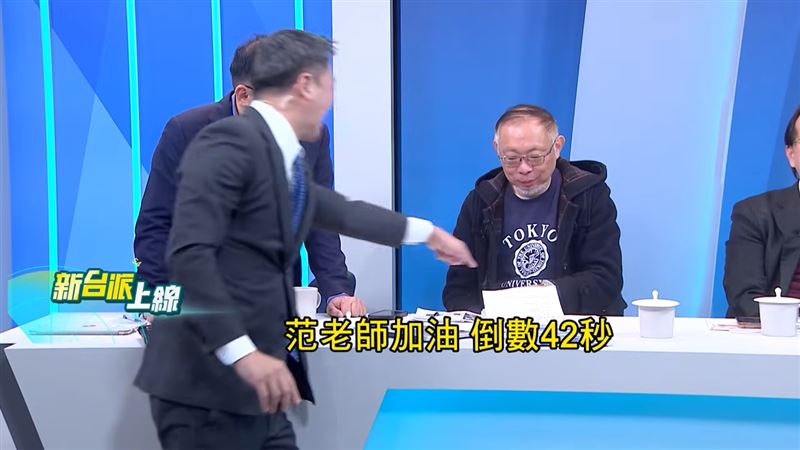 范世平現場實測42秒翻閱文件，「拍完絕對夠」。(圖/新台派上線)