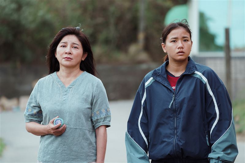 王彩樺(左)在《恨女的逆襲》中飾演林怡婷的母親。(圖/華映娛樂提供)