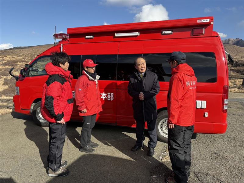 駐福岡辦事處處長陳銘俊（右2）抵達熊本縣阿蘇山了解搜救情況。（圖／李逸洋臉書）