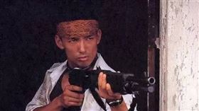 山本太郎是日本令和新選組黨魁，也是參議院議員，但今日他宣布因健康問題，辭去參議員職務。（圖／《大逃殺》劇照）