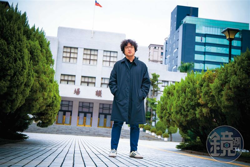 2025年底，重慶市公安局立案偵查台灣立委沈伯洋「涉嫌分裂國家犯罪」。今年新年伊始，中共官媒粉專又發文說要送沈伯洋「大禮」，公布他的居住地和工作地點：立法院研究大樓。台灣網友吐槽：「立委當然在立院研究大樓辦公，不然要在哪裡？」圖為沈伯洋在立法院接受拍攝