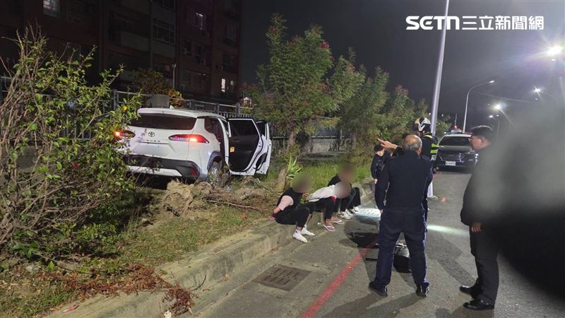 3男1女共乘一車，與人發生糾紛，拒絕配合警方調查逃逸，隨後撞車被逮。（圖／翻攝畫面）