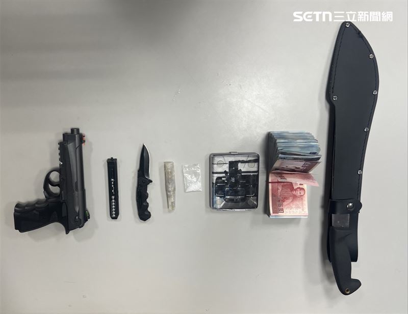 警方在車內搜出一把瓦斯槍、1小包K他命及9萬7700元現金。（圖／翻攝畫面）