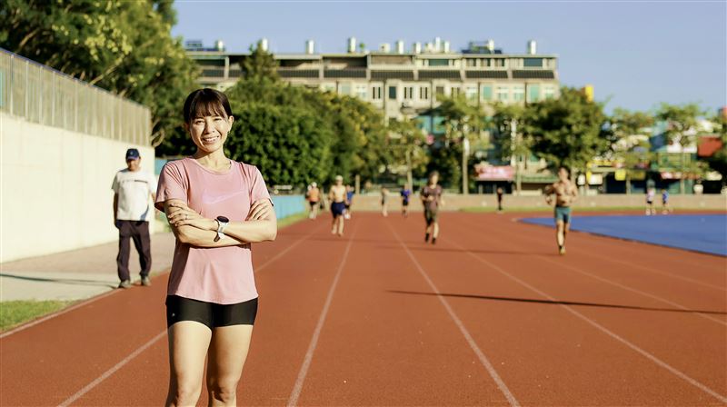 台灣四位女將程彥綾、古曉文、林于馨、黃馨儀，獲捷運營造大廠「奧村組」贊助，將遠征大阪國際女子馬拉松。行前特地參訪潛盾工程，體悟「沒有奇蹟、只有累積」的精神，期許像潛盾機般堅定前進，在世界級賽道上展現台灣韌性。(圖／奧村組提供)