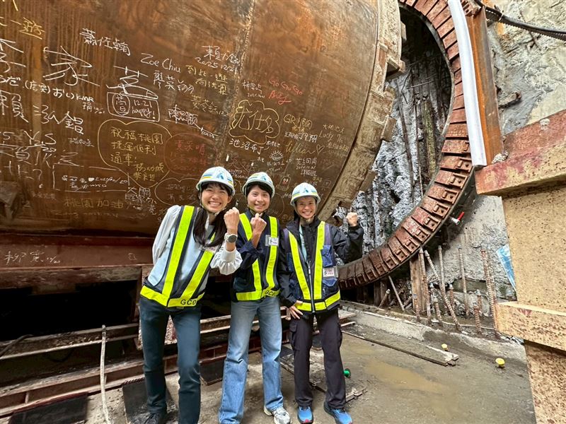 台灣四位女將程彥綾、古曉文、林于馨、黃馨儀，獲捷運營造大廠「奧村組」贊助，將遠征大阪國際女子馬拉松。行前特地參訪潛盾工程，體悟「沒有奇蹟、只有累積」的精神，期許像潛盾機般堅定前進，在世界級賽道上展現台灣韌性。(圖／奧村組提供)