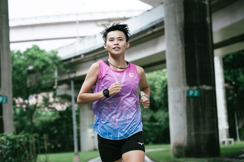 台灣四位女將程彥綾、古曉文、林于馨、黃馨儀，獲捷運營造大廠「奧村組」贊助，將遠征大阪國際女子馬拉松。行前特地參訪潛盾工程，體悟「沒有奇蹟、只有累積」的精神，期許像潛盾機般堅定前進，在世界級賽道上展現台灣韌性。(圖／奧村組提供)